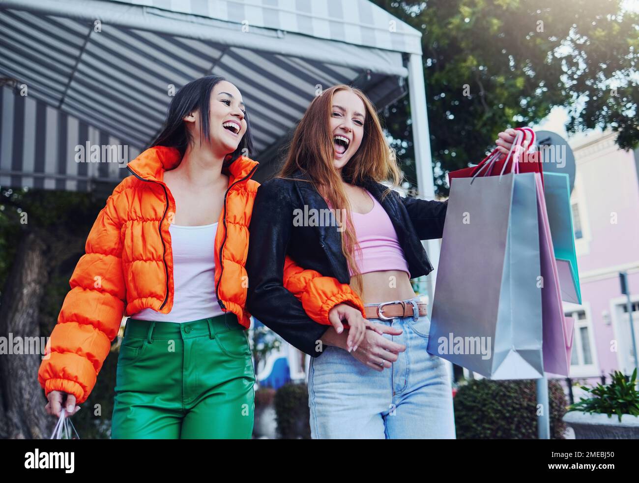 Einkaufstüten, begeisterte und Modefreunde auf dem Markt im Freien, Rabatte oder Werbeaktionen für Genz, Kunden und Einzelhandel. Glückliche Frauen, Freunde und trendy Stockfoto