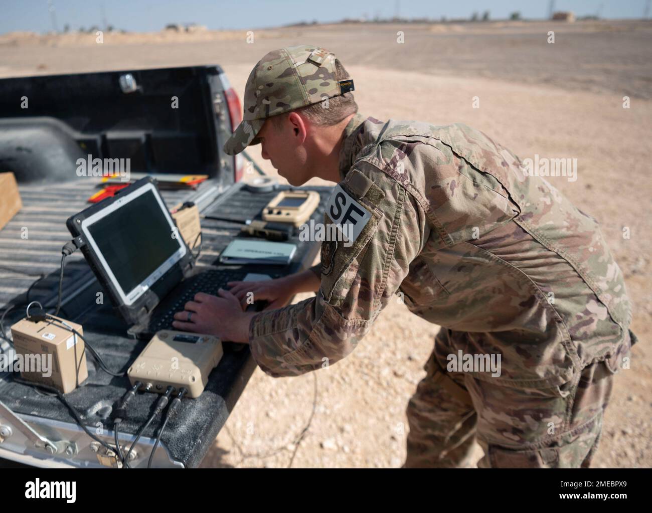 Staff Sgt. Braxton McHughes, 332d. Geschwader der Sicherheitskräfte der Expedition, bereitet ein RQ-11B Raven Unmanned Aerial Vehicle (UAV) für den Flug an einem geheimen Ort in Südwestasien vor. 16. August 2022. UAV-Rollen wurden erweitert und umfassen nun auch Nachrichtengewinnung, elektronische Angriffe, Drohnenangriffe, Unterdrückung oder Zerstörung des feindlichen Luftverteidigungsnetzknotens oder Kommunikationsrelais, Kampfsuche und -Rettung. Stockfoto