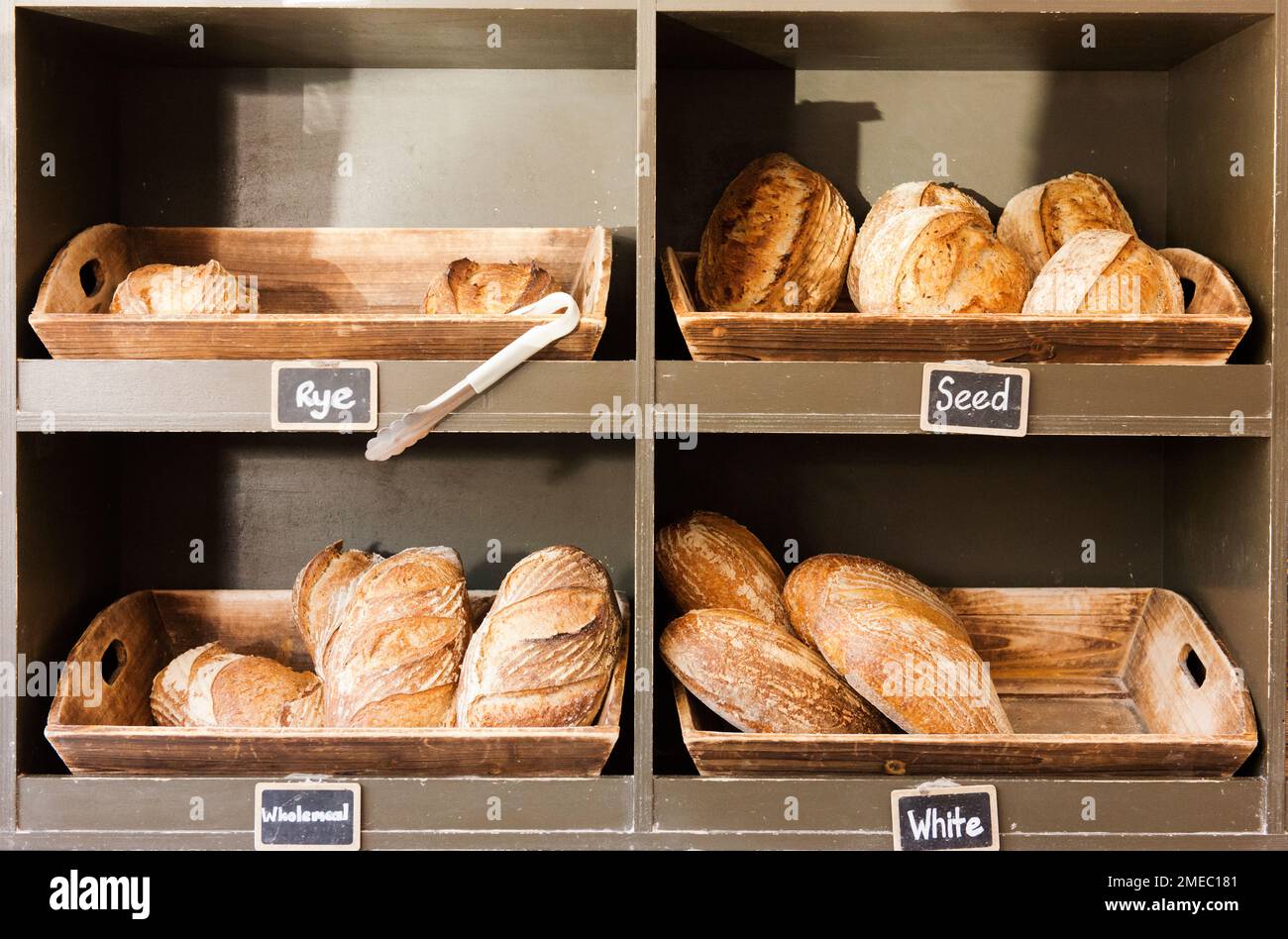 Brotlaibe in einer Bäckerei. Stockfoto