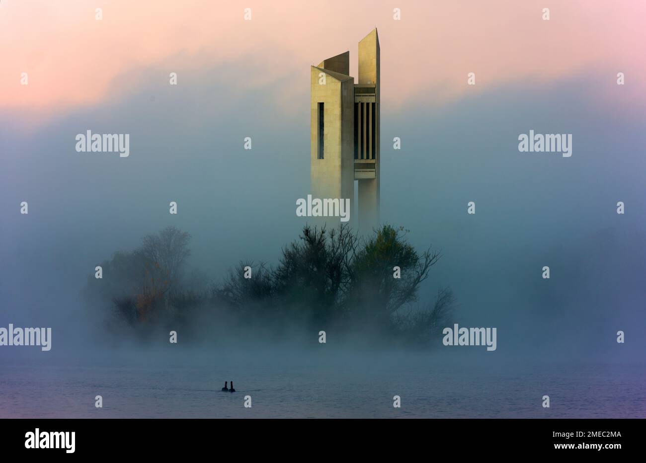 Canberras Carillon liegt auf einer Insel in Lake Burley Griffin. Stockfoto