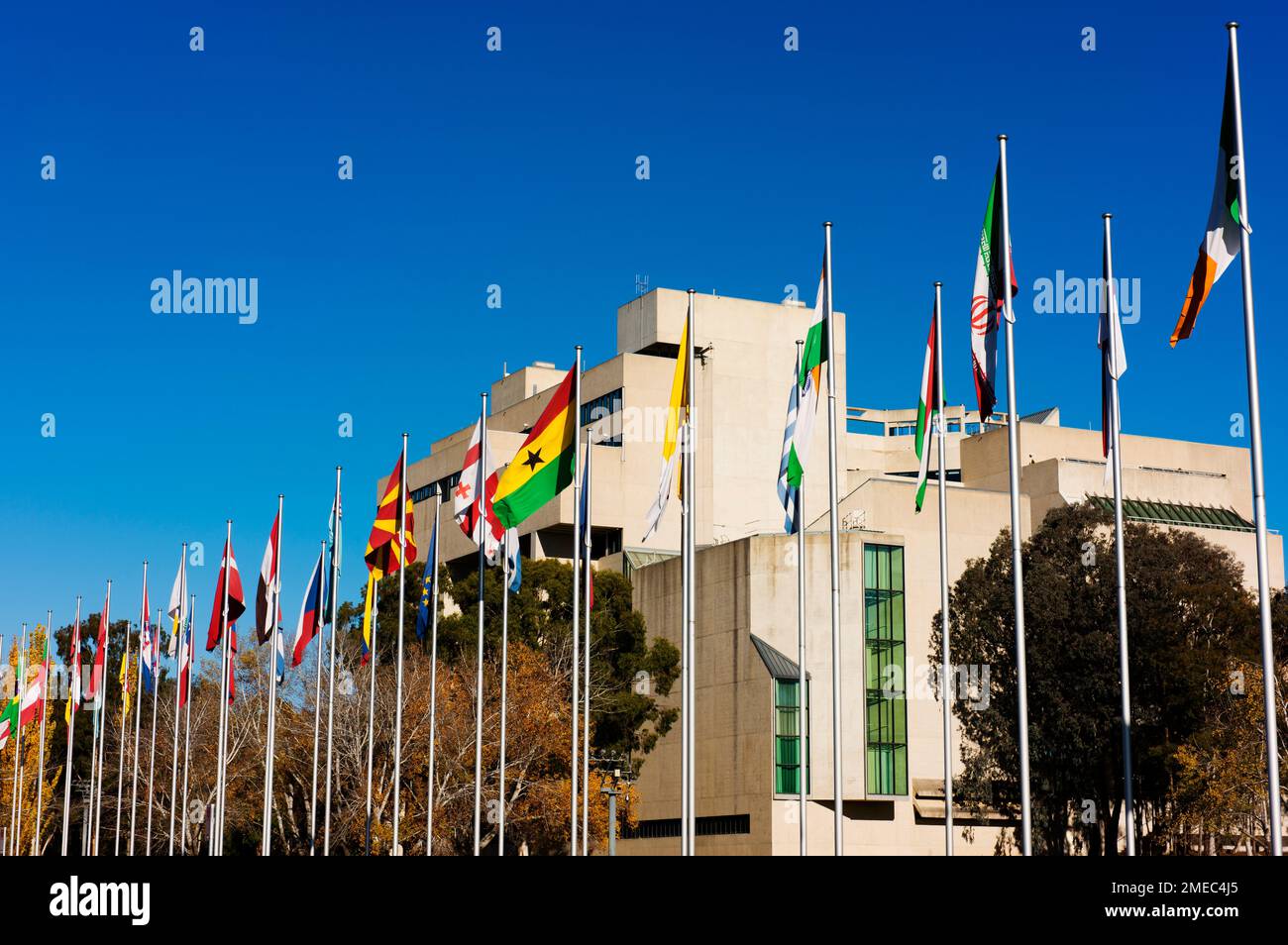 High Court of Australia und internationale Flaggen. Stockfoto