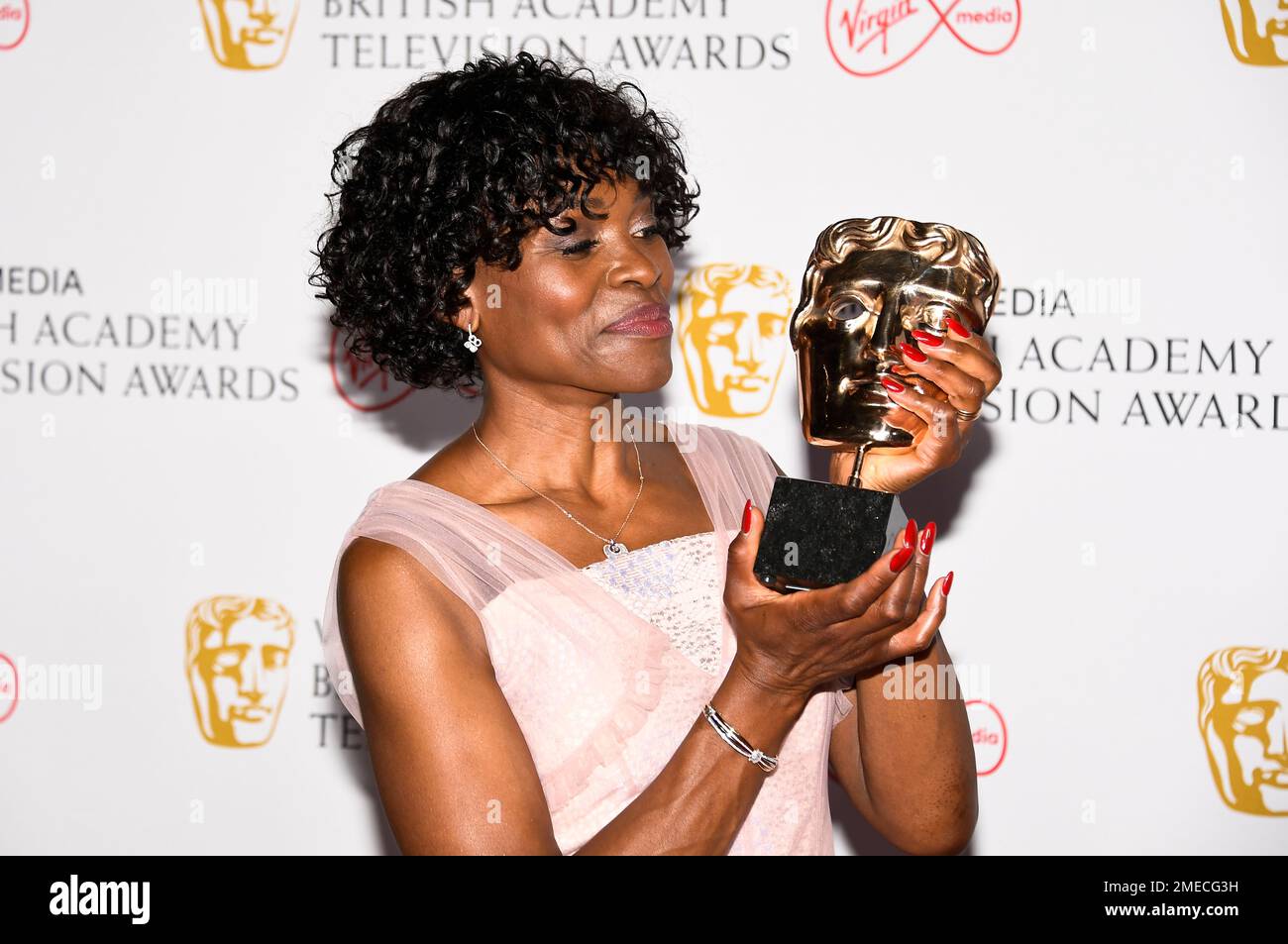 Rakie Ayola poses for photographers with her Best Supporting Actress award for her role in 'Anthony' backstage at the British Academy Television Awards in London, Sunday, June 6, 2021. (AP Photo/Alberto Pezzali) Stockfoto