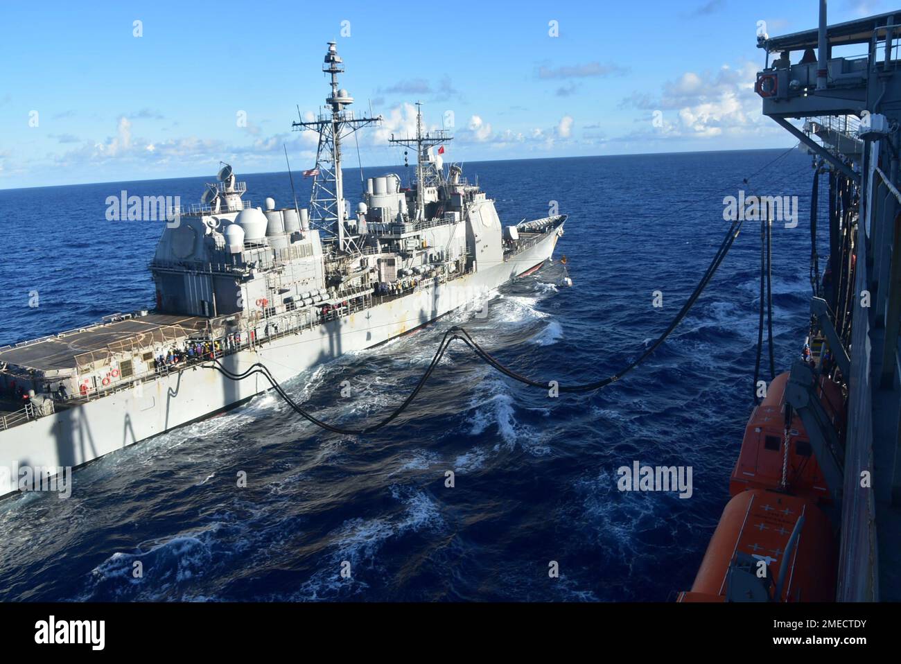 PHILIPPINE SEA (16. August 2022) -- der geführte Raketenkreuzer der Ticonderoga-Klasse USS Antietam (CG 54) erhält Treibstoff vom Henry J. Kaiser-Klasse-Nachfüllöler USNS Tippecanoe (T-AO 199) während des Betriebs in der Philippinen See, 16. August 2022. Das militärische Sealift-Kommando Far East stellt sicher, dass etwa 50 Schiffe im Indo-Pazifik-Raum, einschließlich Tippecanoe, bemannt, ausgebildet und ausgerüstet sind, um die wichtigsten Vorräte, Treibstoff, Fracht und Ausrüstung für Krieger sowohl auf See als auch an Land zu liefern. Wie die USA Die größte Flotte der Navy, 7. Flotte, beschäftigt 50-70 Schiffe und U-Boote Stockfoto
