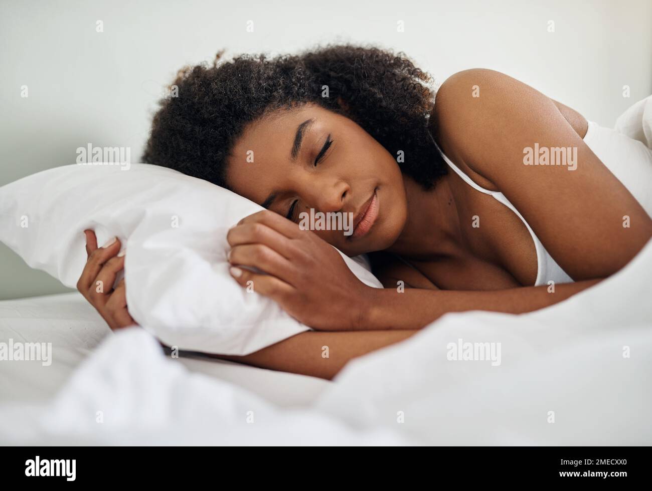 Ich hoffe, du schläfst gut. Eine junge Frau, die in ihrem Bett schläft. Stockfoto