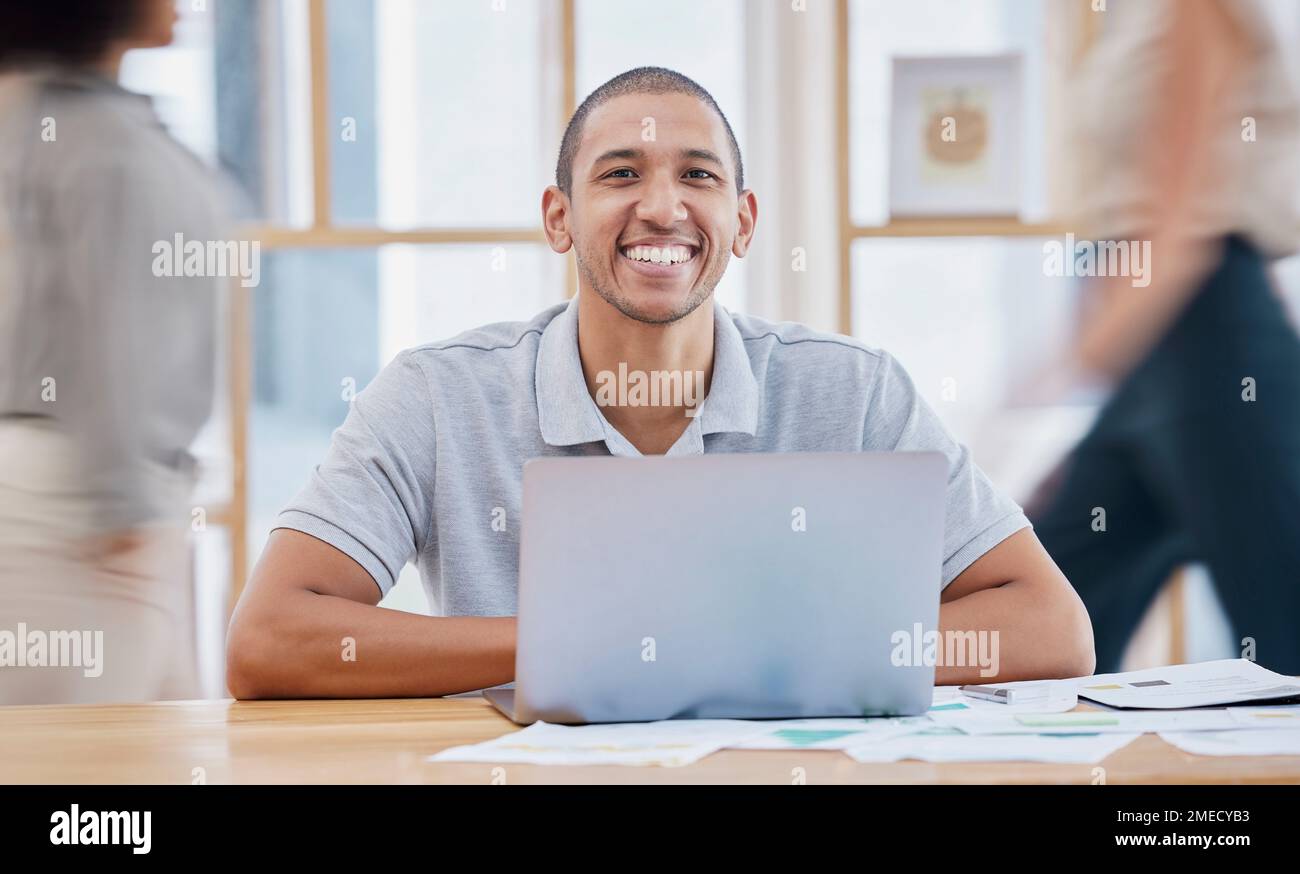 Planung, geschäftiges Büro und Person auf Laptop, E-Mail-Management und Porträt für die Karrieremission in Startup-Unternehmen. Glücklicher Arbeiter, schwarzer Mann oder Angestellter lächeln Stockfoto