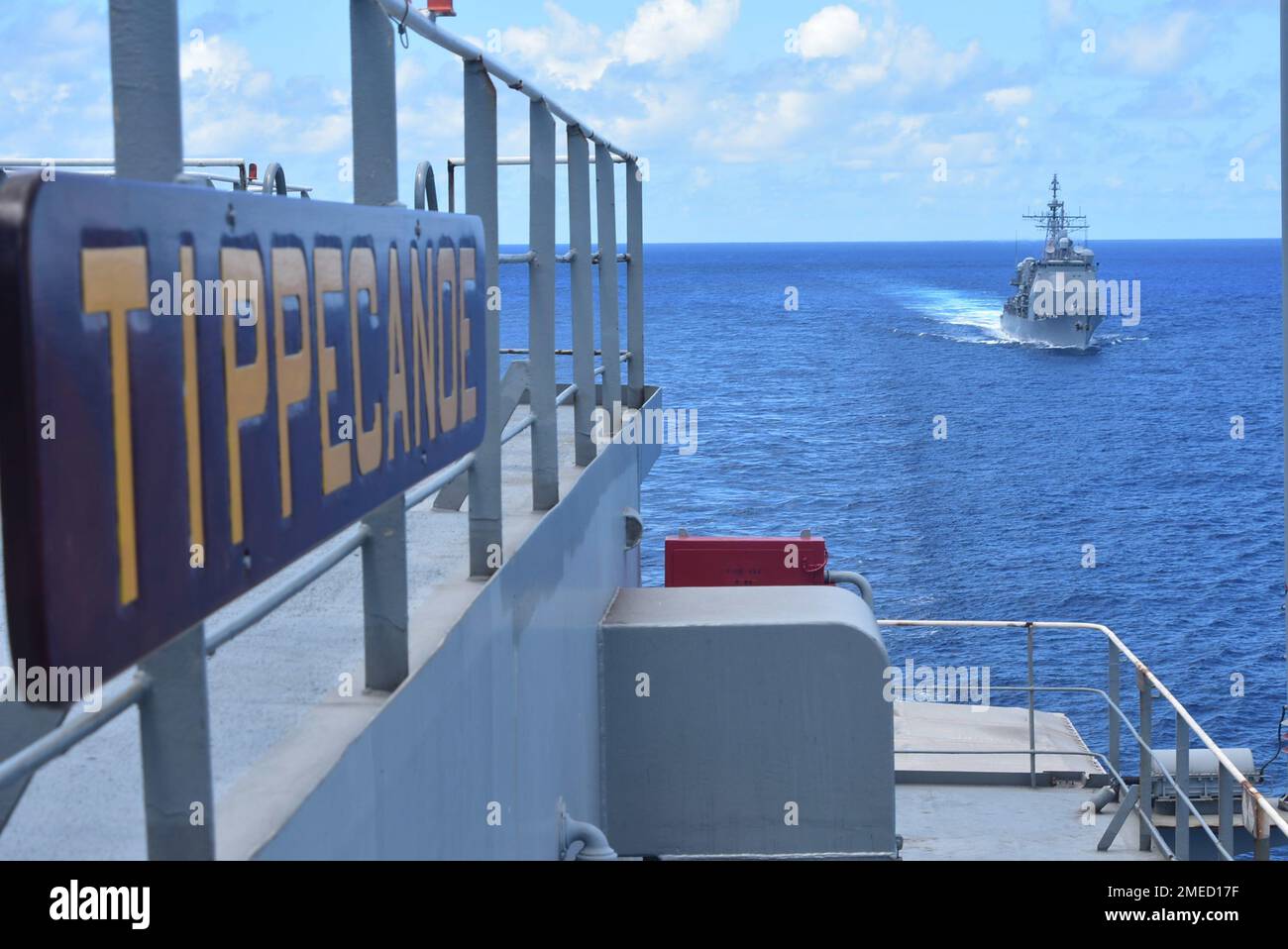 PHILIPPINE SEA (16. August 2022) -- der geführte Raketenkreuzer der Ticonderoga-Klasse USS Chancellorsville (CG 62) nähert sich dem Henry J. Kaiser-Klasse-Nachfüllöler USNS Tippecanoe (T-AO 199), bevor er während des Betriebs in der Philippinen See Vorräte erhält, am 16. August 2022. Das militärische Sealift-Kommando Far East stellt sicher, dass etwa 50 Schiffe im Indo-Pazifik-Raum, einschließlich Tippecanoe, bemannt, ausgebildet und ausgerüstet sind, um die wichtigsten Vorräte, Treibstoff, Fracht und Ausrüstung für Krieger sowohl auf See als auch an Land zu liefern. Unter Commander, USA Pacific Fleet, 7. Fleet ist die USA Navy ist LAR Stockfoto