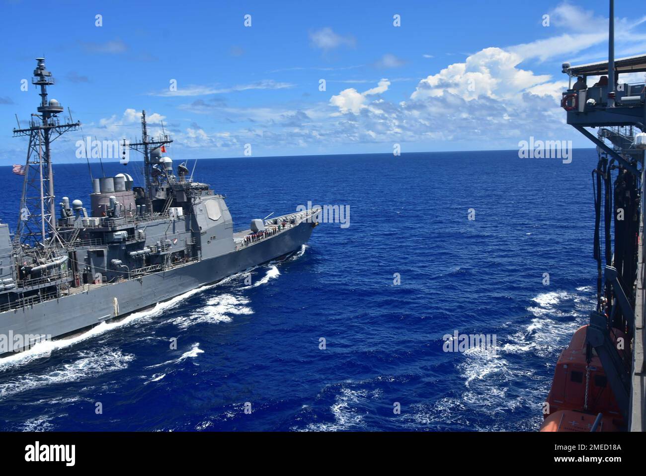 PHILIPPINE SEA (16. Aug. 2022) -- der geführte Raketenkreuzer der Ticonderoga-Klasse USS Chancellorsville (CG 62) bereitet sich auf die Versorgung des Henry J. Kaiser-Klasse-Nachfüllölers USNS Tippecanoe (T-AO 199) während des Betriebs in der Philippinen See vor, 16. Aug. 2022. Das militärische Sealift-Kommando Far East stellt sicher, dass etwa 50 Schiffe im Indo-Pazifik-Raum, einschließlich Tippecanoe, bemannt, ausgebildet und ausgerüstet sind, um die wichtigsten Vorräte, Treibstoff, Fracht und Ausrüstung für Krieger sowohl auf See als auch an Land zu liefern. Unter Commander, USA Pacific Fleet, 7. Fleet ist die USA Marinestärke Stockfoto