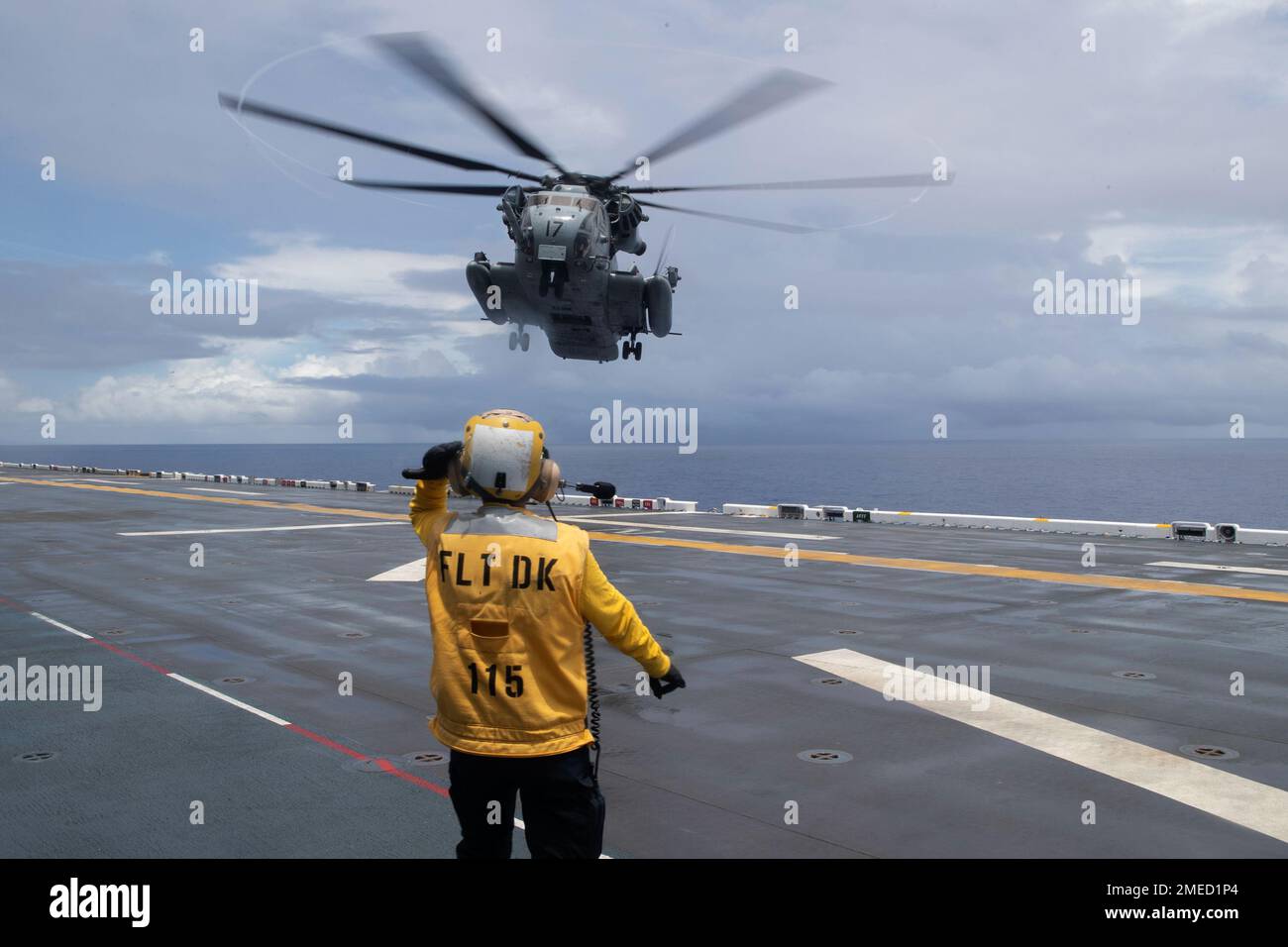 220817-N-XN177-2157 PHILIPPINE SEA (17. August 2022) – Ein CH-53 Super-Hengst-Hubschrauber, der der Marine Medium Tiltrotor Squadron (VMM) 262 (verstärkt) zugewiesen wurde, landet an Bord des amphibischen Angriffsträgers USS Tripoli (LHA 7), 17. August 2022. Tripolis ist im US-amerikanischen 7.-Flottengebiet tätig, um die Interoperabilität mit Verbündeten und Partnern zu verbessern und als einsatzbereite Eingreiftruppe zur Verteidigung des Friedens und zur Aufrechterhaltung der Stabilität in der Region Indo-Pazifik zu dienen. Stockfoto