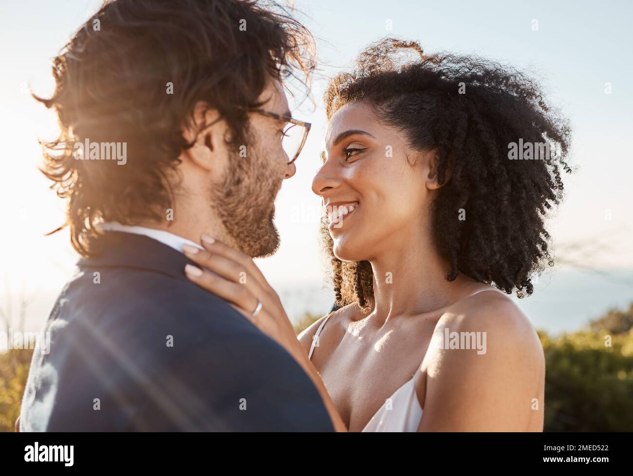 Braut, Bräutigam und Lächeln für die Liebe umarmen, pflegen oder heiraten, um Beziehungen in der Natur zu knüpfen. Glückliches Ehepaar, das vor Freude lächelt Stockfoto