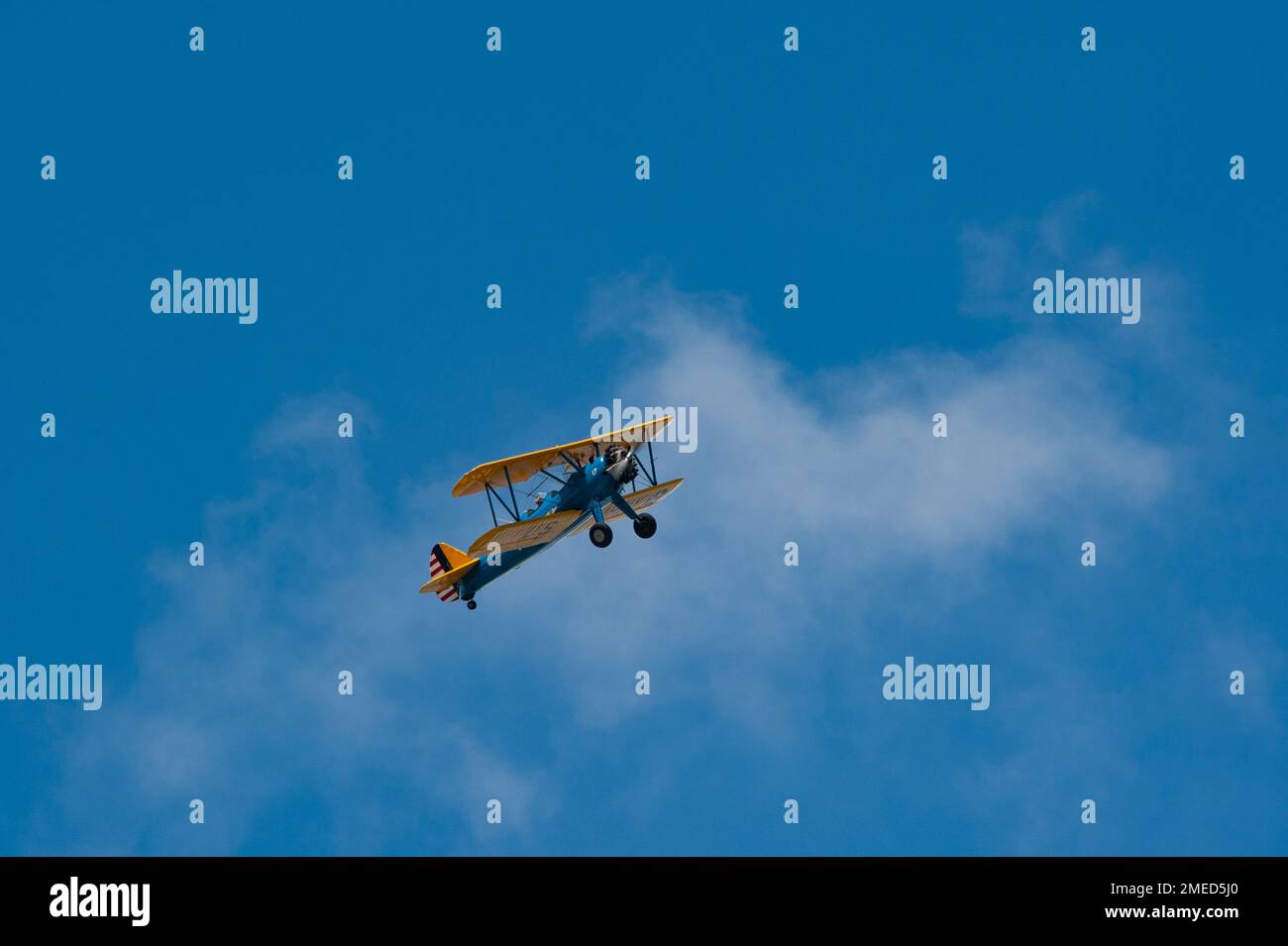 Eine Boeing Stearman PT-13, die dem Commemorative Air Force Historical Museum zugewiesen wurde, führt Musterarbeiten über dem Flugplatz im 180. Fighter Wing am 16. August 2022 in Swanton, Ohio, durch. Die 180FW ist eine Komponente der Ohio National Guard, deren Hauptzweck es ist, Fähigkeiten bereitzustellen, um staatliche und nationale Prioritäten zu erreichen. (Foto der Air National Guard von Senior Master Sgt. Beth Holliker) Stockfoto