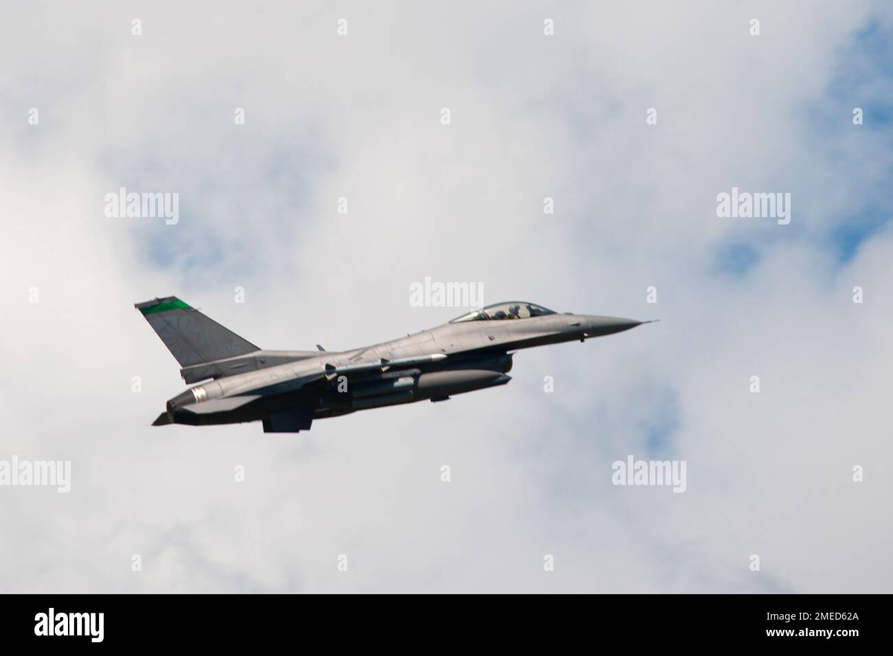 Eine F-16 der US-Luftwaffe gegen Falken, die dem Kampfflügel 180. der Ohio National Guard zugewiesen wurde, nimmt am 16. August 2022 in Swanton, Ohio, eine Trainingsmission auf. Mit der Lockheed Martin F-16cm Fighting Falcon, einem Mehrzweck-Kampfflugzeug mit Pratt- und Whitney F100-PW-229-Triebwerken, hat die 180FW Zugang zu militärischem Luftraum und Luft-zu-Boden-Schießstrecken, die für die Fähigkeiten der F-16 geeignet sind. Der Alpena Airspace Complex, Michigan und Buckeye Airspace, Ohio, sind überschallig, mit Spreu-/Flare-Fähigkeit und vollem Radar-Bodenkontrollabschnitt oder GCI- und Link-16-fähig. (Air National Stockfoto