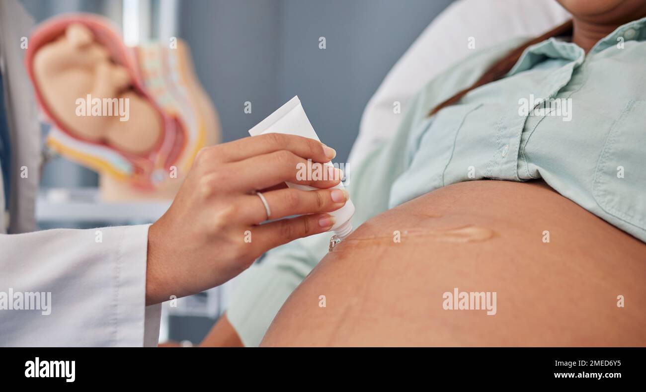 Hand, Bauch oder schwanger mit einem Arzt im Krankenhaus, um Gel auf die Haut einer Frau während eines Termins oder einer Untersuchung aufzutragen. Mutter, Gesundheit und Schwangerschaft Stockfoto