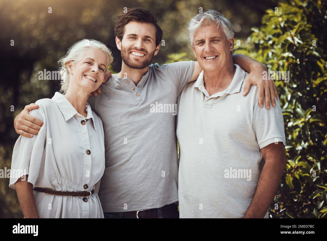 Glückliche Familie, Porträt- oder Verbundenumarmung und ältere Eltern, Mutter oder Vater im Naturpark, Garten oder Hausgarten. Lächeln, Mann oder Ruhestand Stockfoto