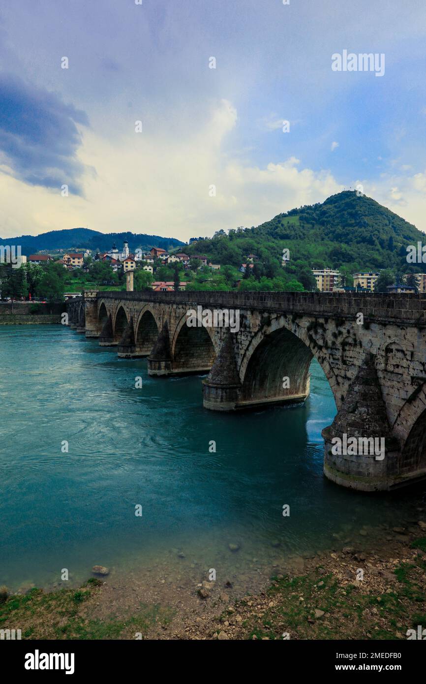 Sehen Sie im Regentag die historische Mehmed-Paša Sokolović-Brücke in Višegrad, über die Drina, Bosnien und Herzegowina Stockfoto