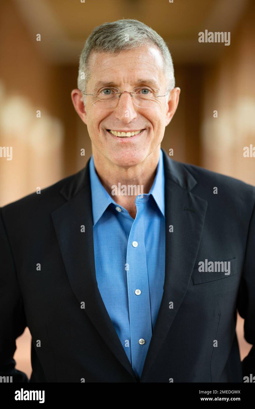 Daniel C. Burbank, ehemaliger NASA-Astronaut, kehrt in die USA zurück Coast Guard Academy als Professor für Praxis im Maschinenbau-Programm. Burbank ist einer von zwei Küstenwachen, die je als Astronaut gedient haben. Als Veteran von zwei Space Shuttle-Missionen und einer langwierigen Mission an Bord der Internationalen Raumstation (ISS) hat er insgesamt 188 Tage im Weltraum verbracht. (USA Foto der Küstenwache von Petty Officer 3. Class Matthew Thieme) Stockfoto