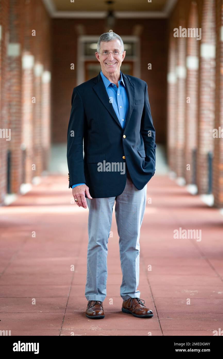 Daniel C. Burbank, ehemaliger NASA-Astronaut, kehrt in die USA zurück Coast Guard Academy als Professor für Praxis im Maschinenbau-Programm. Burbank ist einer von zwei Küstenwachen, die je als Astronaut gedient haben. Als Veteran von zwei Space Shuttle-Missionen und einer langwierigen Mission an Bord der Internationalen Raumstation (ISS) hat er insgesamt 188 Tage im Weltraum verbracht. (USA Foto der Küstenwache von Petty Officer 3. Class Matthew Thieme) Stockfoto