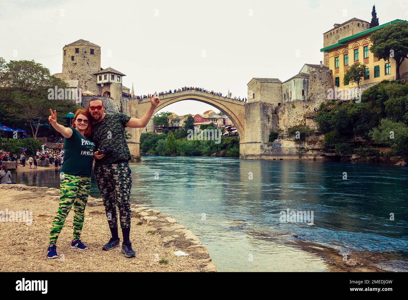 Mann und Frau Touristen in der Nähe der Alten Brücke im Herzen der Altstadt von Mostar, Bosnien und Herzegowina Stockfoto