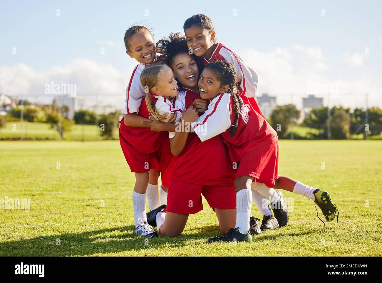 Fußballkinder, Gewinner oder glücklich über Erfolg, Tor oder Wellness im Spiel, Spiel oder Fitness mit Lächeln auf dem Fußballfeld. Motivation, Sport oder Kinder Stockfoto