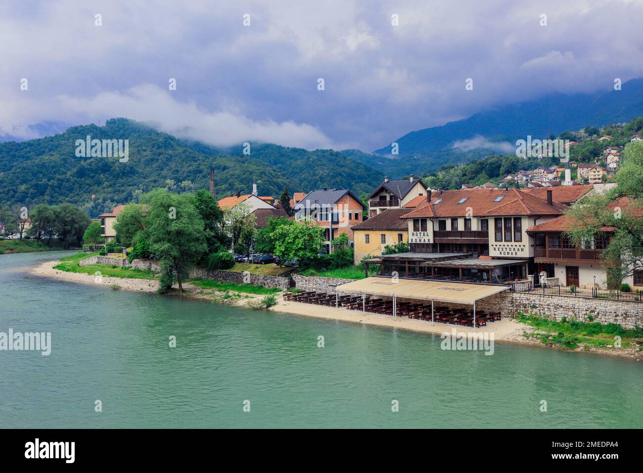 Panoramablick auf das Stadtzentrum von Spring Konjic, Bosnien und Herzegowina Stockfoto