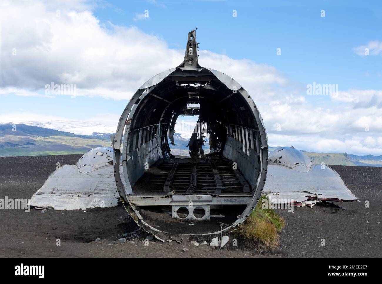 Solheimasandur, Island - 20. Juli 2022: Das verlassene DC-Flugzeugunglück am Strand Stockfoto