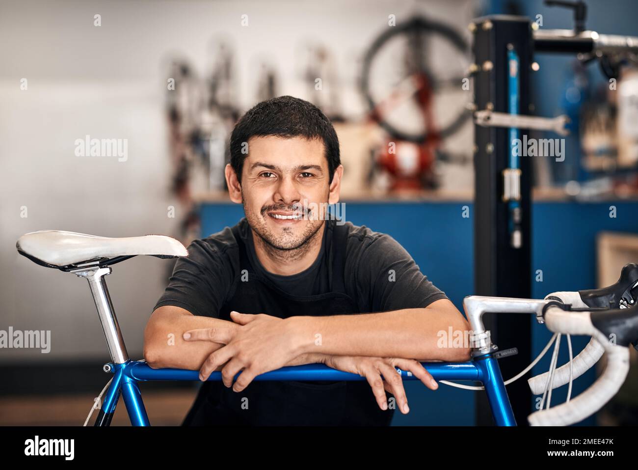 Der beste Fahrradreparaturmann der Stadt. Ein Mann, der in einer Fahrradwerkstatt arbeitet. Stockfoto