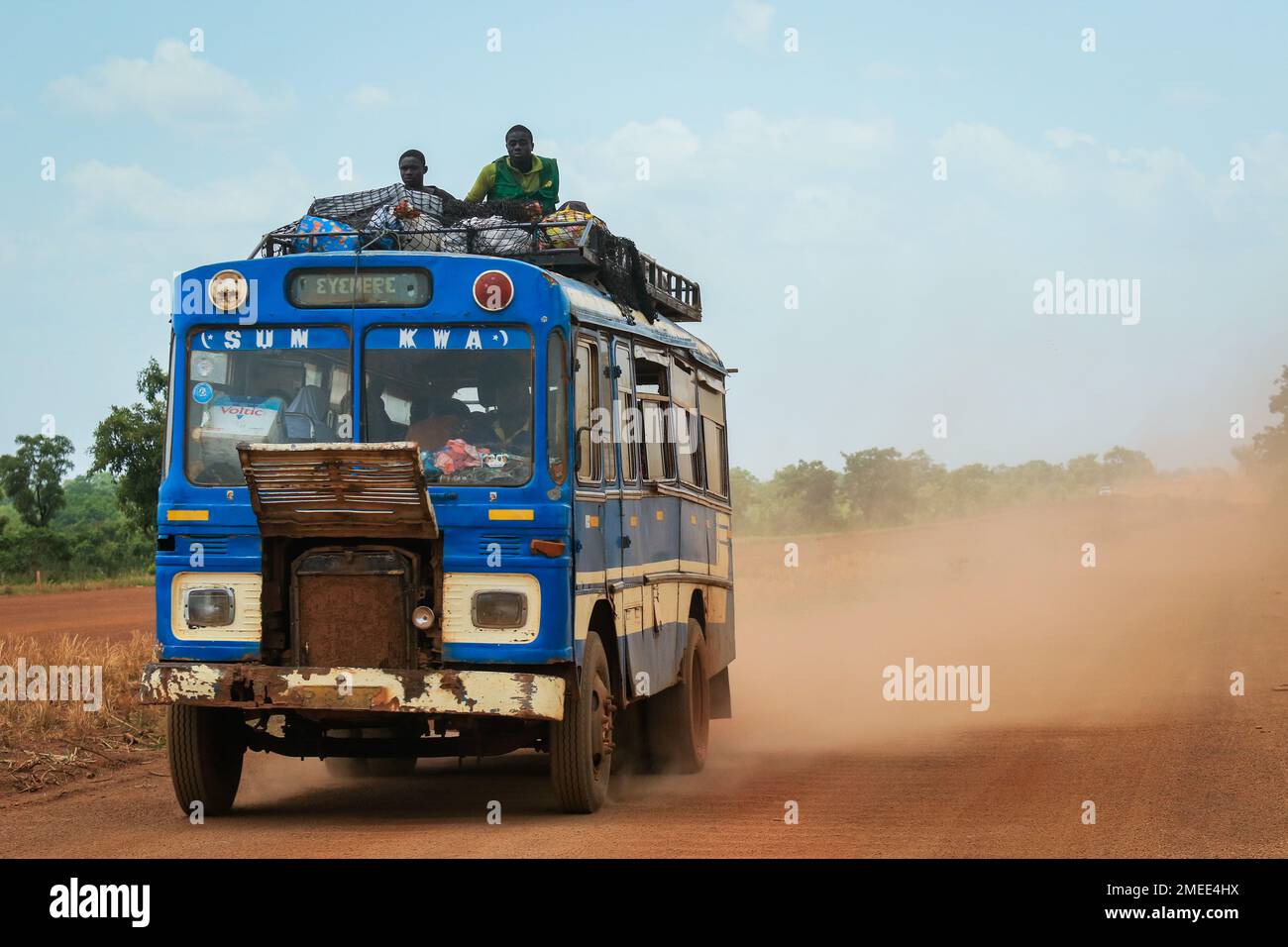 Überfüllter afrikanischer öffentlicher Bus mit den Taschen an der Dusty Road im Herzen von Ghana Stockfoto
