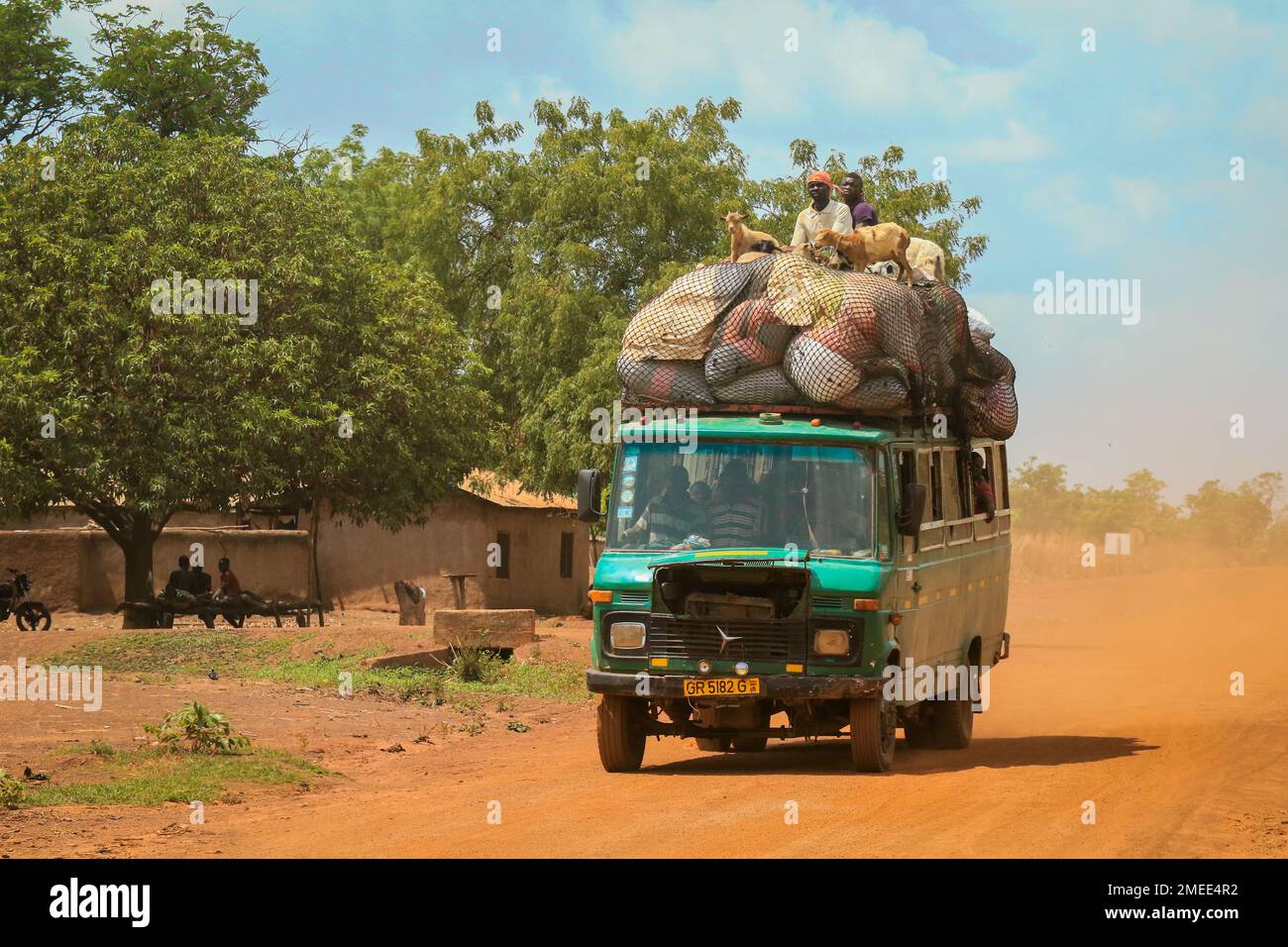 Überfüllter afrikanischer öffentlicher Bus mit den Taschen an der Dusty Road im Herzen von Ghana Stockfoto