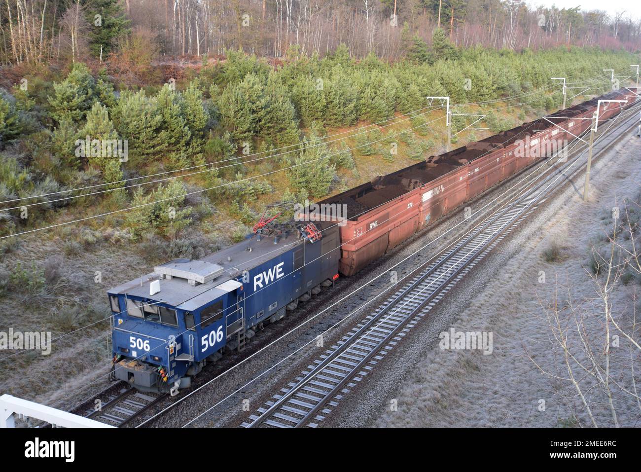 RWE Kohlezug mit Braunkohle zum Neurath Kraftwerk von der umstrittenen Garzweiler II Tagebau, Ort der Klimaschutzproteste vom 2022. Januar Stockfoto
