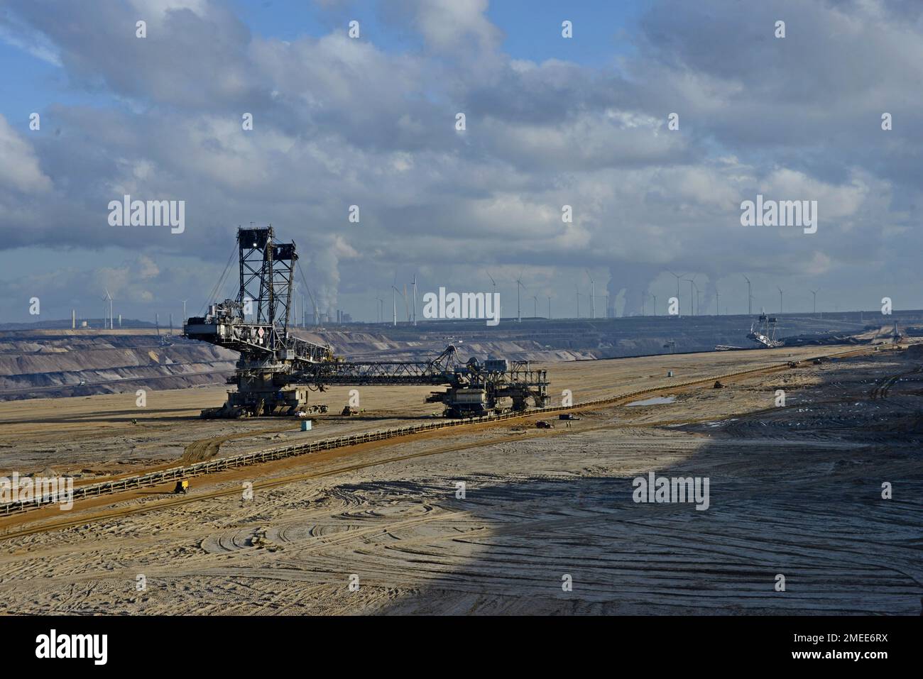 Großer Schaufelradbagger im Bergwerk Garzweiler, Deutschland, gräbt Braunkohle für das Kraftwerk Neurath, Proteststellen gegen den Klimawandel Stockfoto