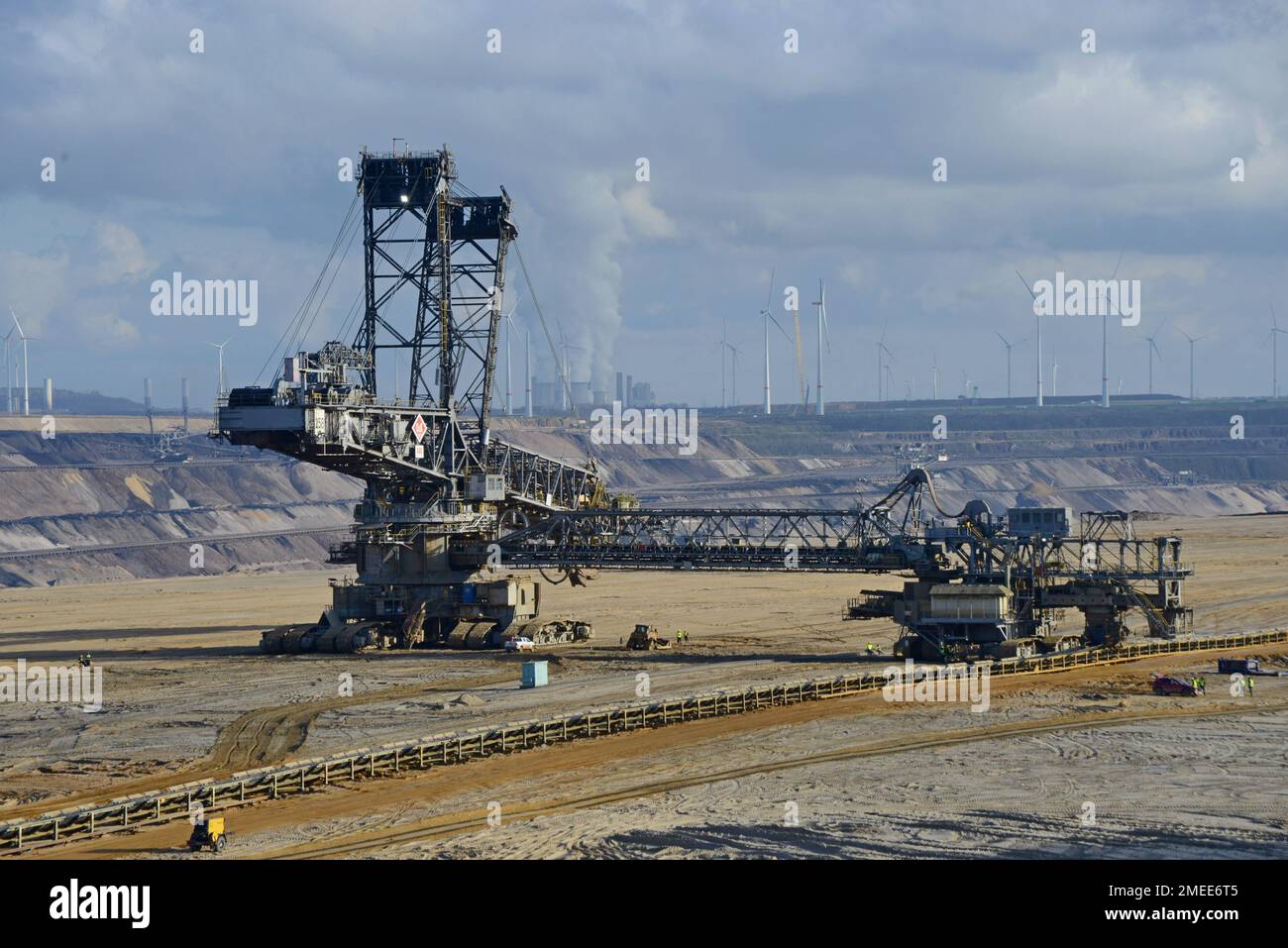 Großer Schaufelradbagger im Bergwerk Garzweiler, Deutschland, gräbt Braunkohle für das Kraftwerk Neurath, Proteststellen gegen den Klimawandel Stockfoto