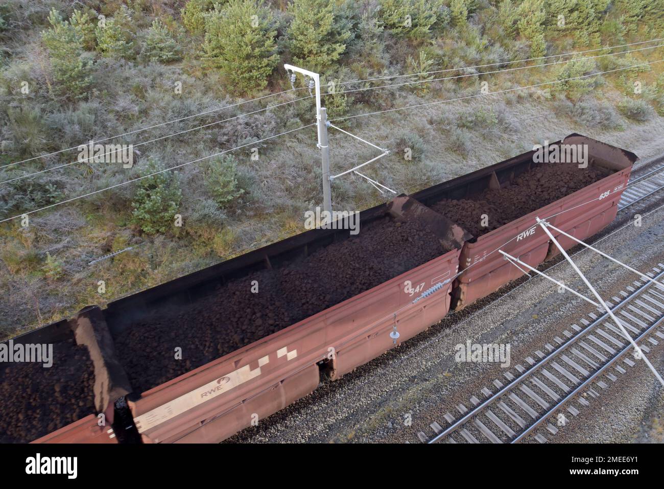 RWE Kohlezug mit Braunkohle zum Neurath Kraftwerk von der umstrittenen Garzweiler II Tagebau, Ort der Klimaschutzproteste vom 2022. Januar Stockfoto