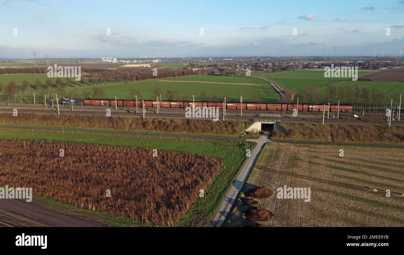 RWE Kohlezug mit Braunkohle zum Neurath Kraftwerk von der umstrittenen Garzweiler II Tagebau, Ort der Klimaschutzproteste vom 2022. Januar Stockfoto