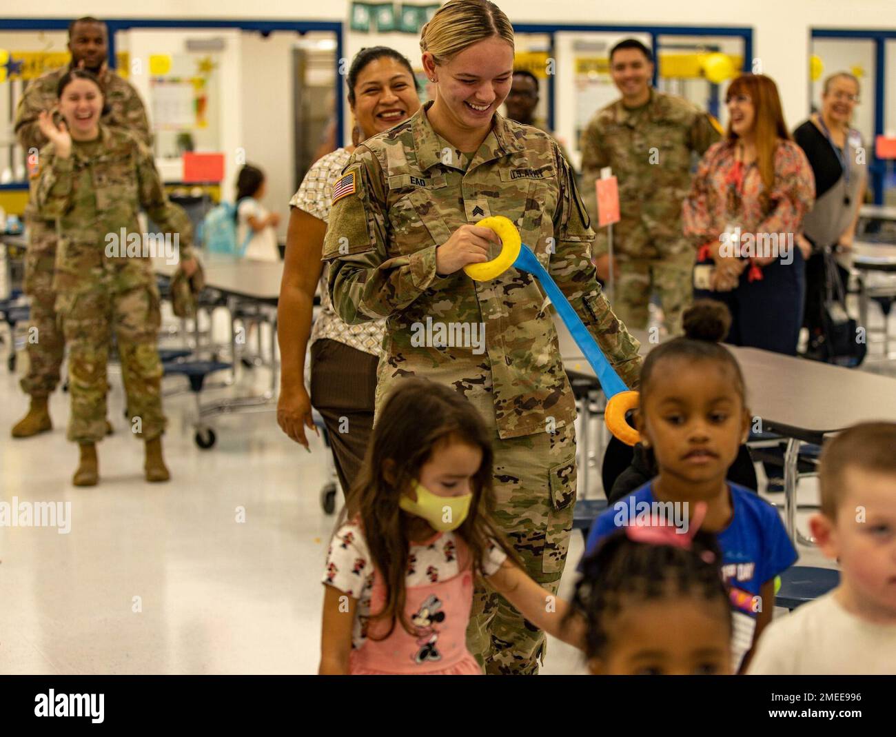 Troopers aus der 1. Kavallerieabteilung HHBN nahmen Teil an der Begrüßung von Kindern an ihrem ersten Schultag an der Mae Stevens Elementary Learning Academy in Copperas Cove, TX, am 16. August 20222. Die Veranstaltung war Teil des Programms „Adopt a School“ von Fort Hood, dessen Ziel es ist, eine Partnerschaft zwischen der Einrichtung und verschiedenen Schulen in der Region aufzubauen. Stockfoto