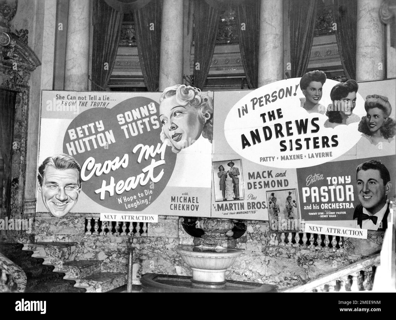 Lobby Interior des Paramount Movie Theatre in New York mit Werbung für die bevorstehende Attraktion VON BETTY HUTTON und SONNY TUFTS in MEINEM HERZEN 1946 Regisseur JOHN BERRY Paramount Pictures mit Live-Auftritten von den ANDREWS SCHWESTERN und TONY PASTOR und seinem Orchester ab dem 18. Dezember 1946 Stockfoto