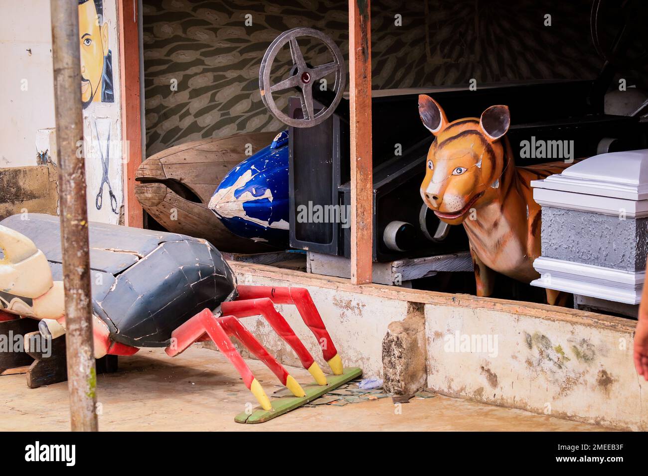 Interessante Ansicht der traditionellen Särge im Tierformat, Ghana Stockfoto