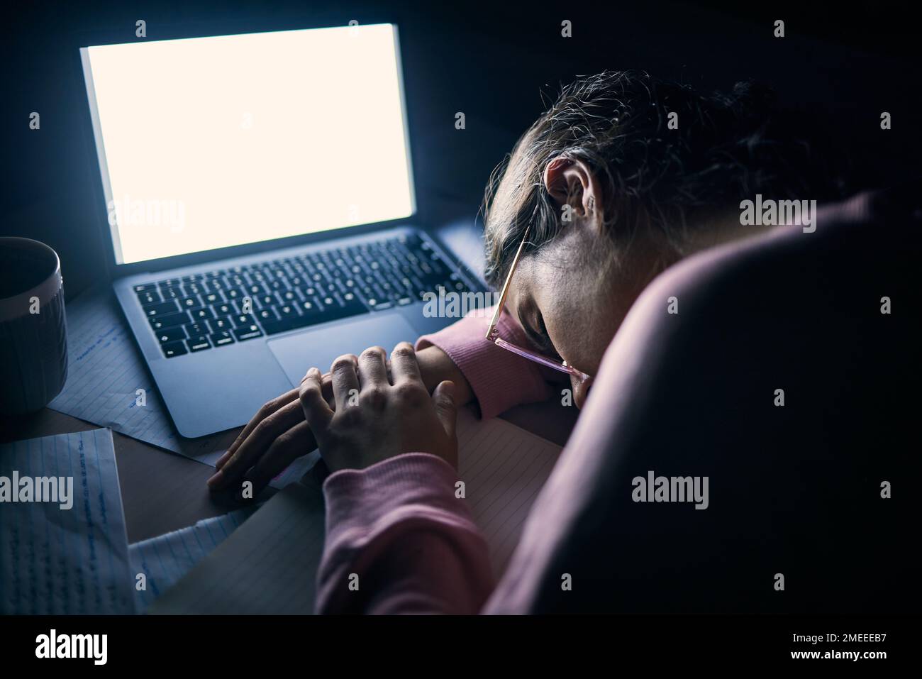 Schlaf-, Nacht- und Laptop-Bildschirm eines Schülers mit Studien-, Lern- und Bildungsdepression, Müdigkeit oder Burn-out. Deprimiert, gestresst und traurig oder müde Stockfoto
