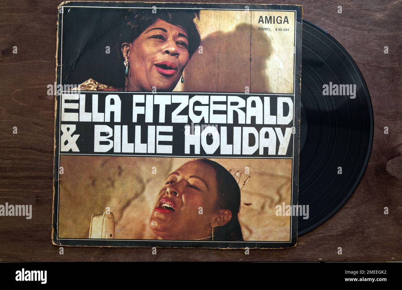 Lublin, Polen. 18. Januar 2023 Ella Fitzgerald und Billie Holiday Vinyl Albumcover auf dunklem Holztisch. Stockfoto