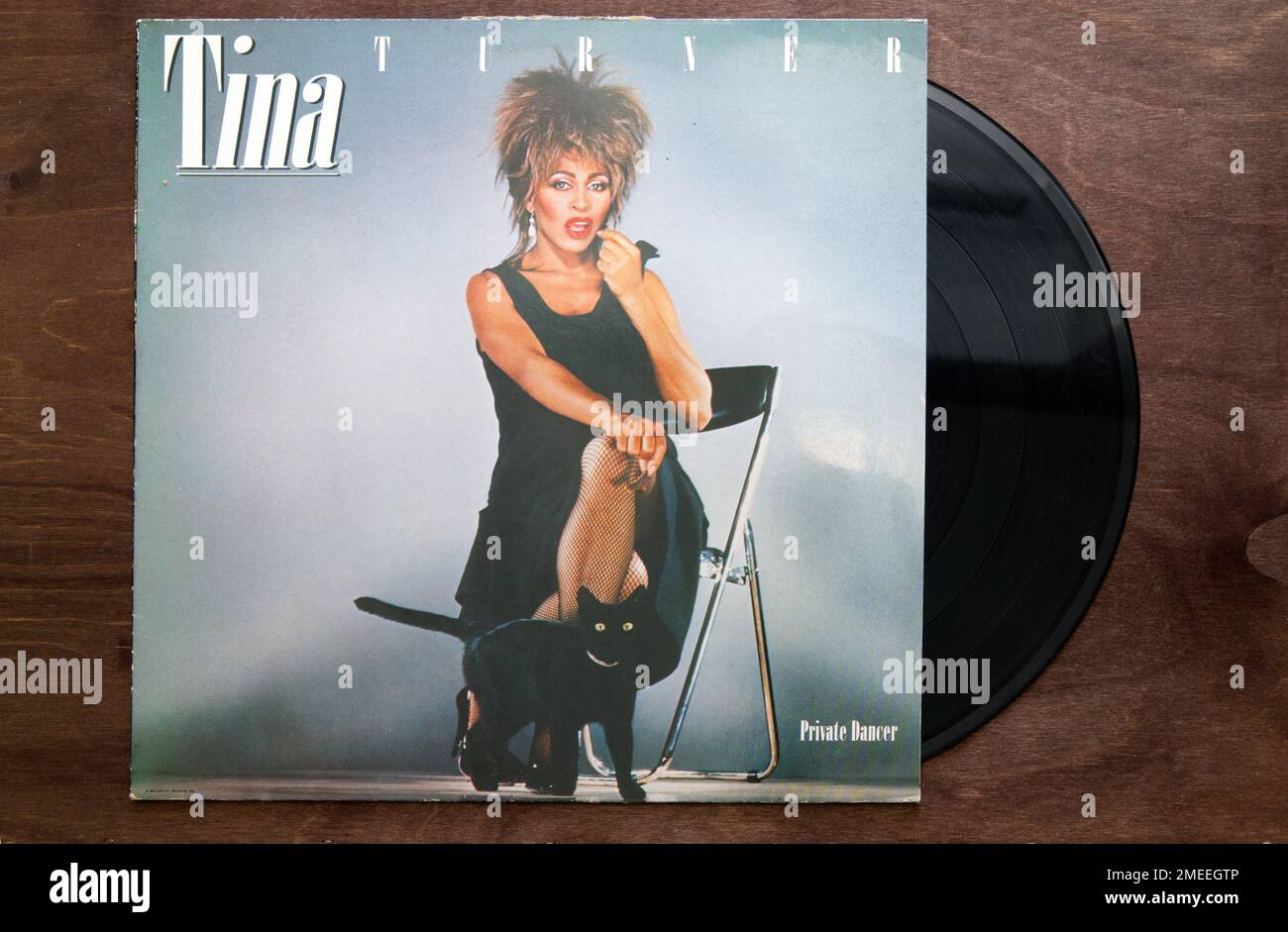 Lublin, Polen. 18. Januar 2023 Tina Turner „Private Dancer“ Vinylalbum-Cover auf dunklem Holztisch Stockfoto