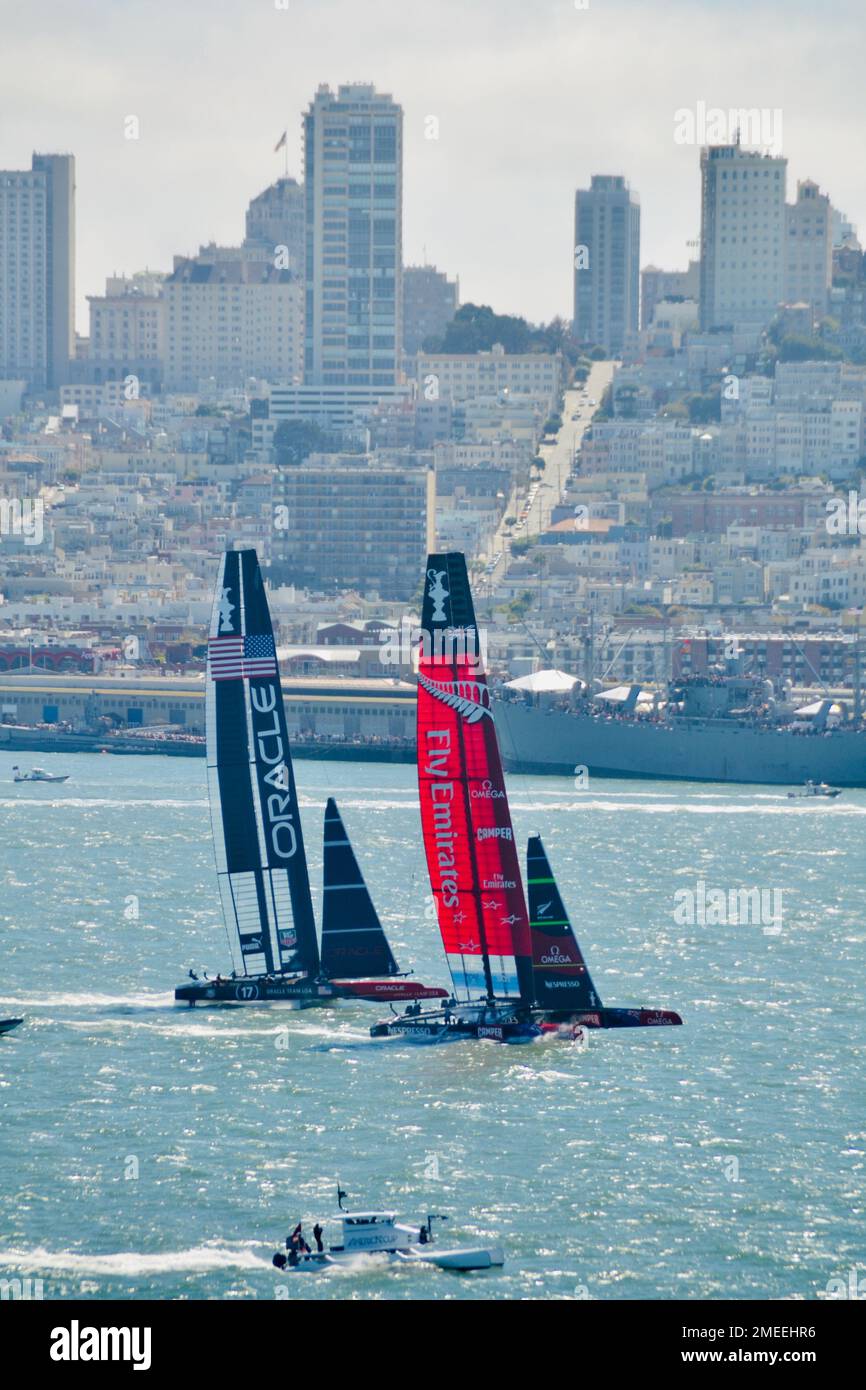 Americas Cup Bootsrennen zwischen Team Neuseeland und oracle Team USA in San Fransico, Kalifornien 2013. Stockfoto