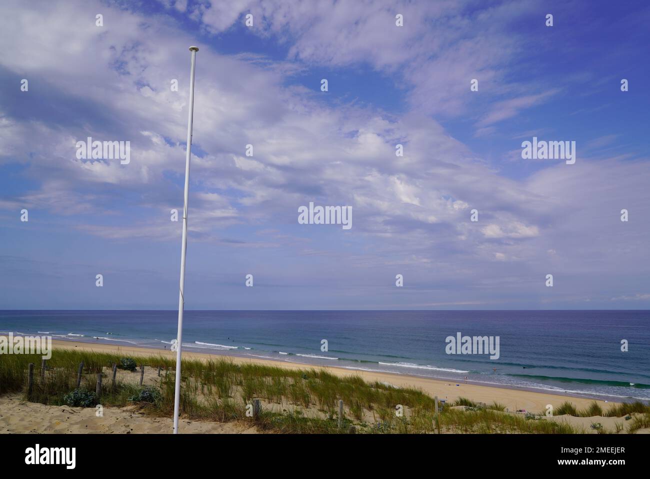 Strandsand mit Meerwasser auf der vendée Talmont-Saint-Hilaire in frankreich Stockfoto