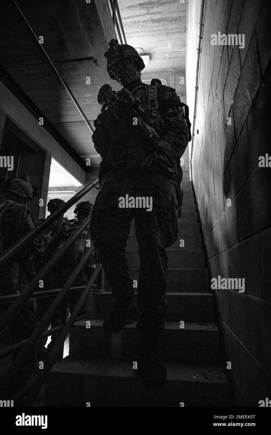USA Devone Owens, ein Schütze mit 1. Bataillon, 8. Marines Regiment, 2D. Marine Division, räumt ein Gebäude während der Übung Bold Quest in Fort Stewart, Georgia, 16. August 2022. Bold Quest ist ein jährliches gemeinschaftliches und multinationales Unternehmen, in dem Nationen, Dienste und Programme ihre Ressourcen in einem wiederkehrenden Zyklus der Fähigkeitsentwicklung bündeln, um die gemeinsame Fähigkeit zu demonstrieren, Sensoren mit Schützen in der Luft, zu Land, auf dem Meer, im Weltraum und im Cyberspace zu verbinden. Stockfoto