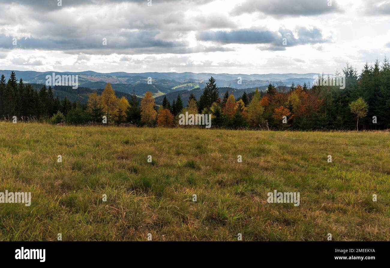 Blick von Benesky über das Dorf Velke Karlovice im Herbst des Vsetinske vrchy Gebirges in der tschechischen republik Stockfoto