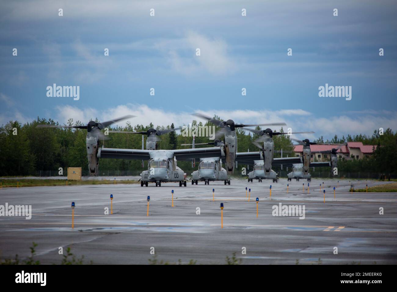 USA Marines mit Marine Medium Tiltrotor Squadron 161, Marine Aircraft Group 16, 3. Marine Aircraft Wing, Taxi eine Landebahn runter auf Joint Base Elmendorf-Richardson, Alaska, 16. August 2022. Die Lage Alaskas zwischen dem Indopazifik und der Arktis macht Alaska zu einem realistischen und relevanten Trainingsumfeld, das auf die Expeditionsfähigkeiten des Marine Corps abgestimmt ist. Stockfoto