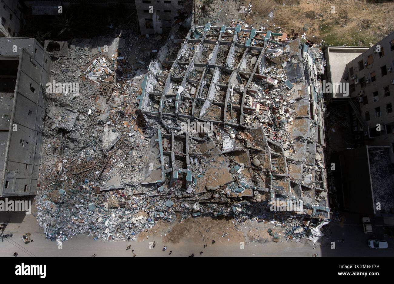An aerial view of the destroyed building housing the offices of The Associated Press and other media, after it was hit last week by Israeli airstrikes, in Gaza City, Saturday, May 22, 2021.(AP Photo/Khalil Hamra) Stockfoto