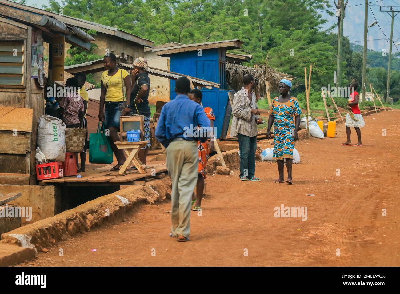 Einheimische Afrikaner, die täglich in Ghana Village, Westafrika, arbeiten Stockfoto