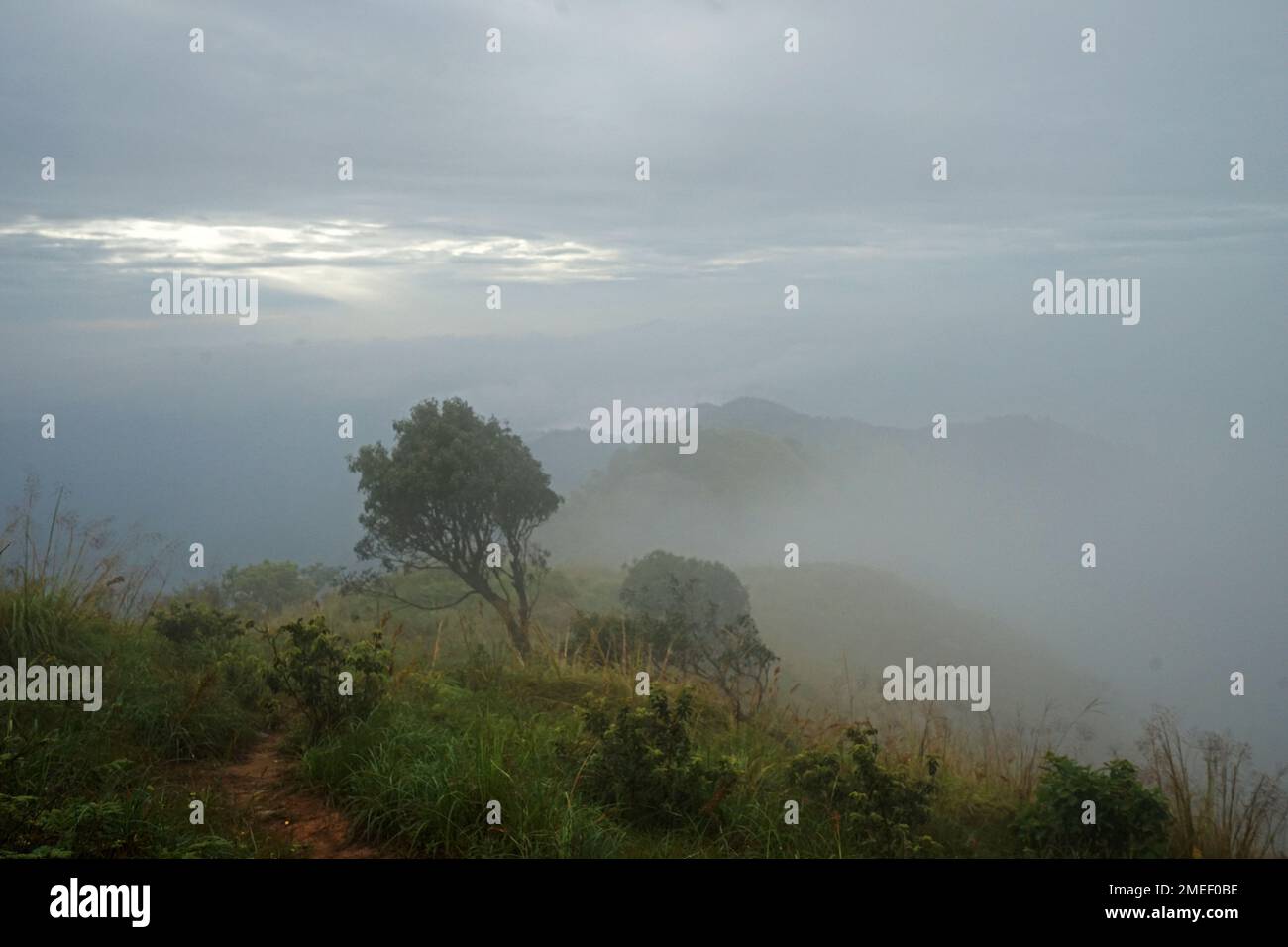 Blick auf die natürliche Landschaft auf den grünen Bergketten und den wolkigen blauen Himmel Stockfoto