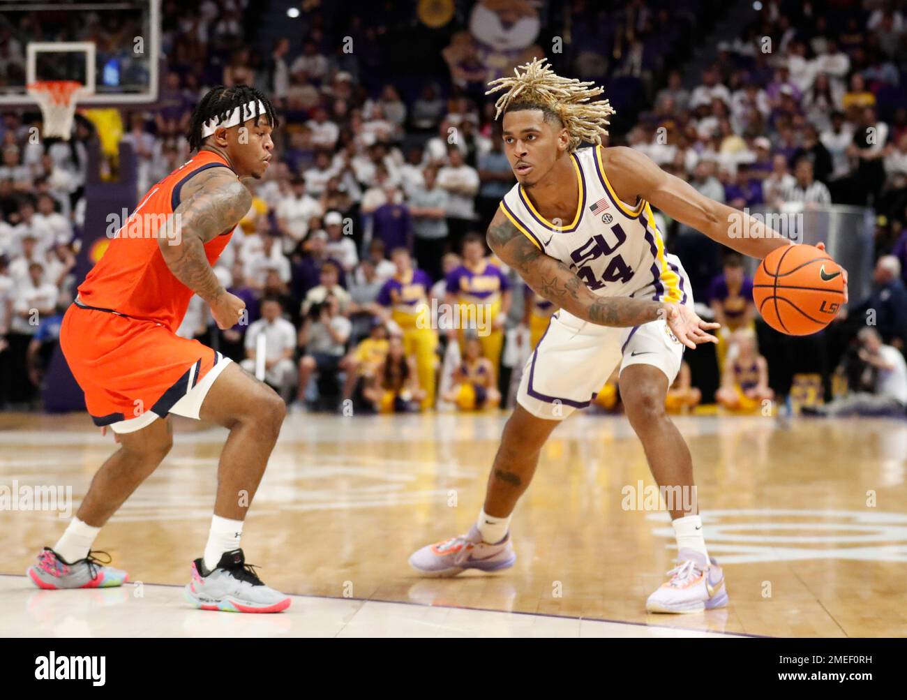 Baton Rouge, USA. 18. Januar 2023. Der LSU-Wachmann Adam Miller (44) gibt den Ball an einen Teamkollegen weiter, während er am Mittwoch, den 18. Januar 2022, bei einem College-Basketballspiel im Pete Maravich Assembly Center in Baton Rouge, Louisiana, von Wendell Green Jr. (1) bewacht wird. (Foto: Peter G. Forest/Sipa USA) Kredit: SIPA USA/Alamy Live News Stockfoto