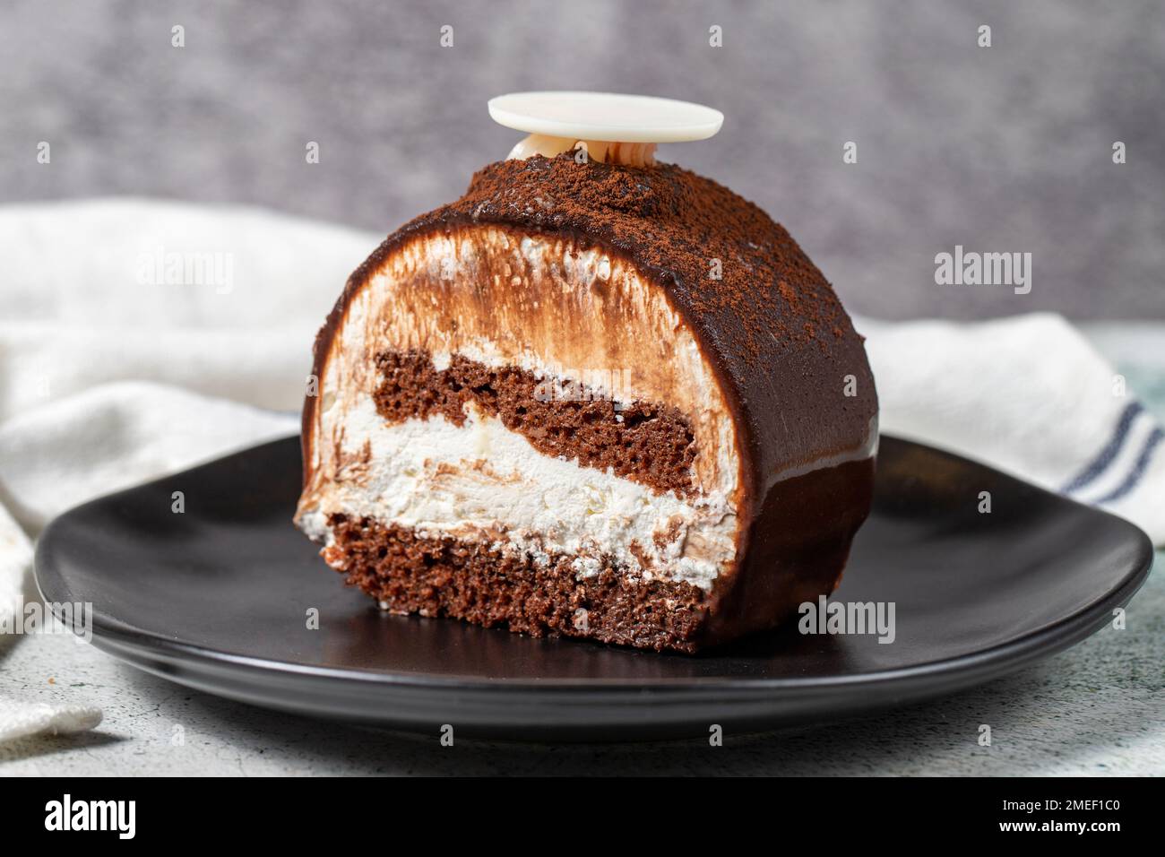 Mehrlagiger Schokoladenkuchen auf Steinhintergrund. Ein Stück köstlicher Schokoladenkuchen. Schließen Stockfoto
