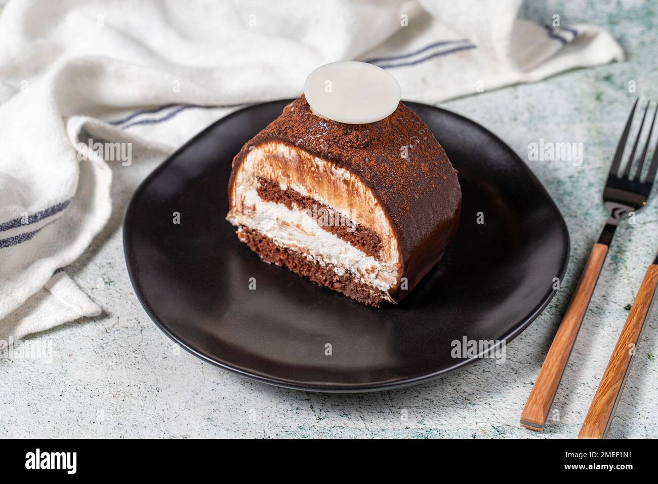 Mehrlagiger Schokoladenkuchen auf Steinhintergrund. Ein Stück köstlicher Schokoladenkuchen. Schließen Stockfoto