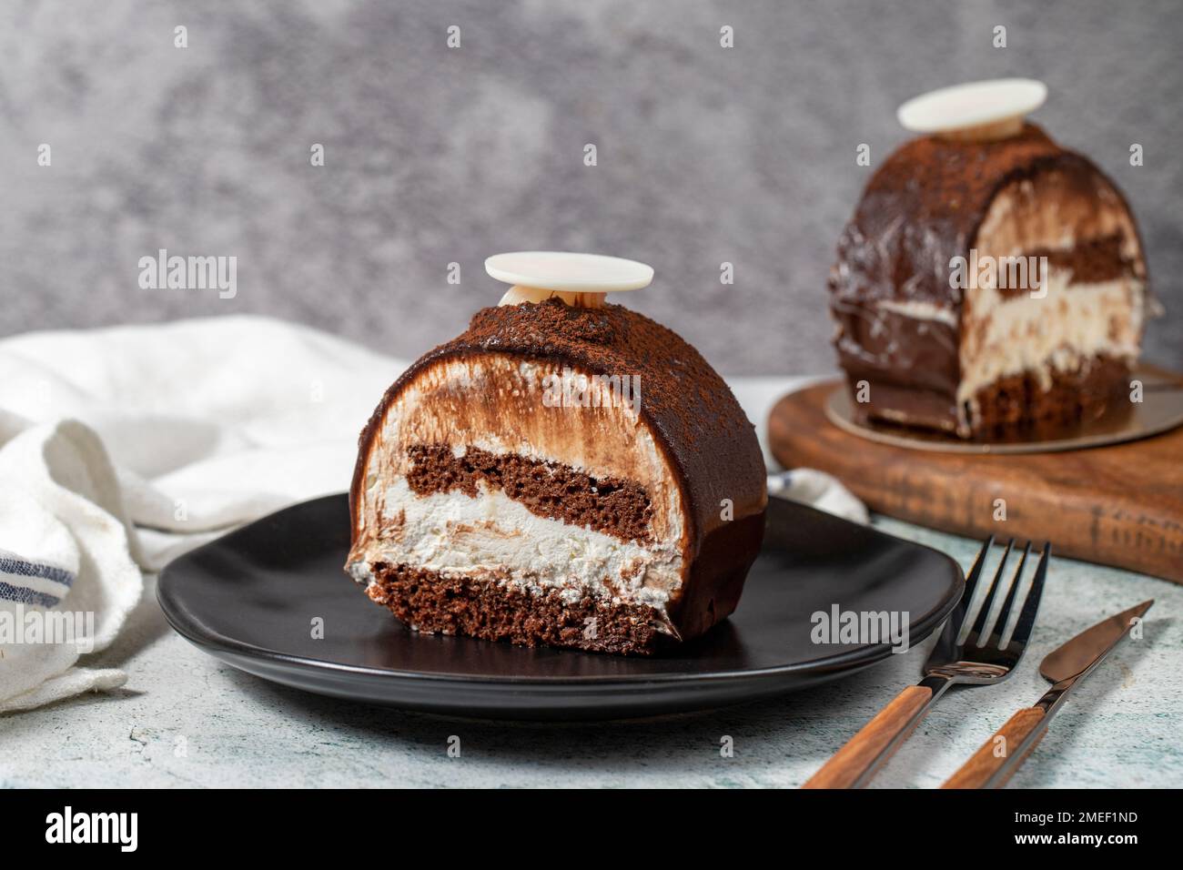 Mehrlagiger Schokoladenkuchen auf Steinhintergrund. Ein Stück köstlicher Schokoladenkuchen. Schließen Stockfoto